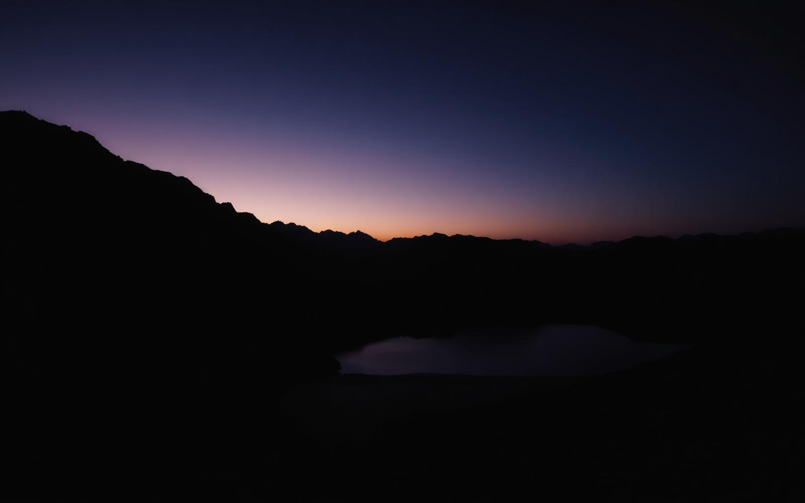 Lago de montaña en el Atlas marroquí al anochecer
